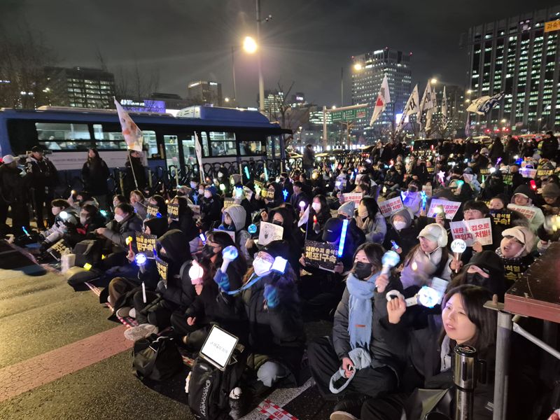 국회서 광화문으로 온 촛불들…"윤대통령 파면하라"