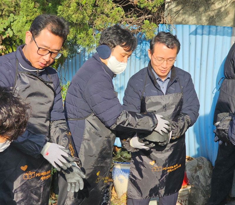 SM그룹 대한해운, 연탄 5000개 기증하고 배달 봉사