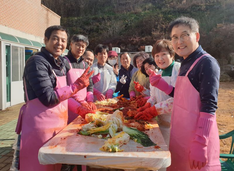 대한항공 사내봉사단 ‘사랑나눔회’가 지난 7일 경상남도 김해에 위치한 지적장애인 거주시설인 우리들의 집에서 김장 나눔 행사 뒤 기념촬영을 하고 있다. 대한항공 제공