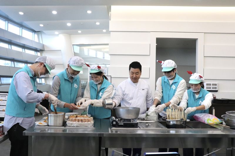 "청소년에 점심 한끼"... 에어서울, 정호영 셰프와 행복 나눔