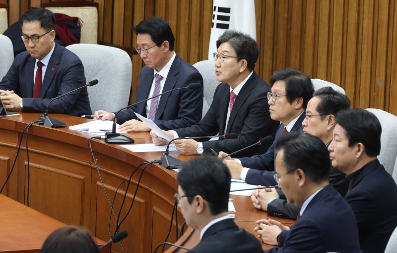 권성동 당 대표 권한대행 겸 원내대표가 17일 오전 서울 여의도 국회에서 열린 원내대책회의에서 발언을 하고 있다. /사진=뉴시스화상