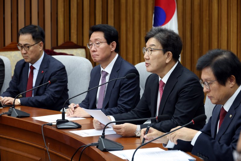 권성동 국민의힘 대표 권한대행 겸 원내대표가 17일 오전 서울 여의도 국회에서 열린 원내대책회의에서 발언을 하고 있다. 뉴시스