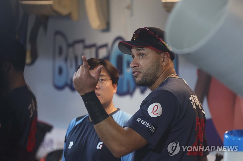 롯데 빅터 레이예스 '202안타 갑니다' (출처=연합뉴스)