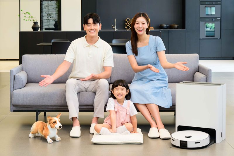 삼성전자 모델이 비스포크 AI 스팀을 소개하고 있다. 삼성전자 제공