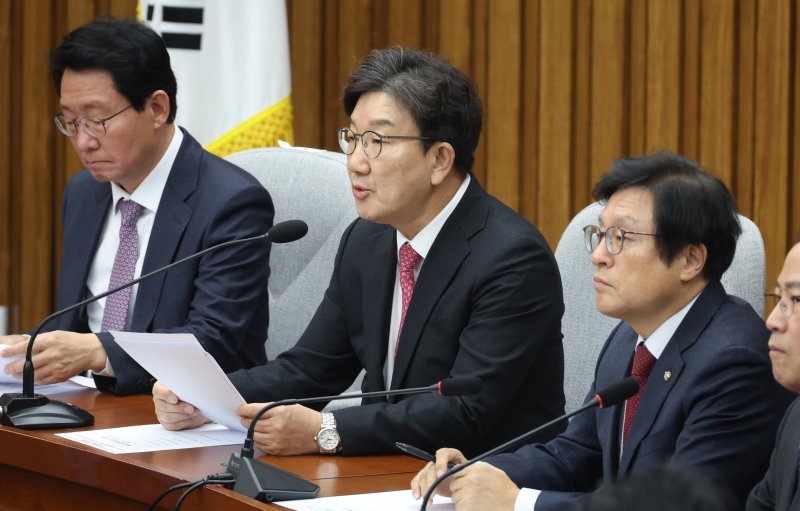 권성동 당 대표 권한대행 겸 원내대표가 17일 오전 서울 여의도 국회에서 열린 원내대책회의에서 발언을 하고 있다. /사진=뉴시스