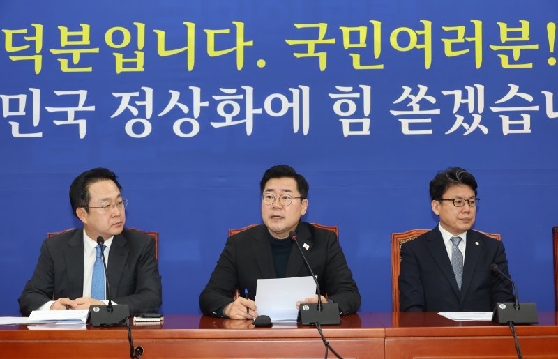 박찬대 더불어민주당 원내대표가 17일 서울 여의도 국회에서 열린 원내대책회의에서 발언하고 있다. 사진=뉴시스