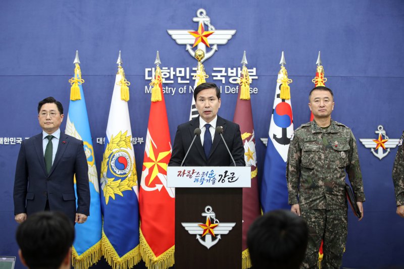 김선호 국방부 장관 직무대행이 6일 오후 서울 용산구 국방부에서 2차 계엄 의혹 관련 브리핑을 하고 있다. 2024.12.6/뉴스1 ⓒ News1 이승배 기자