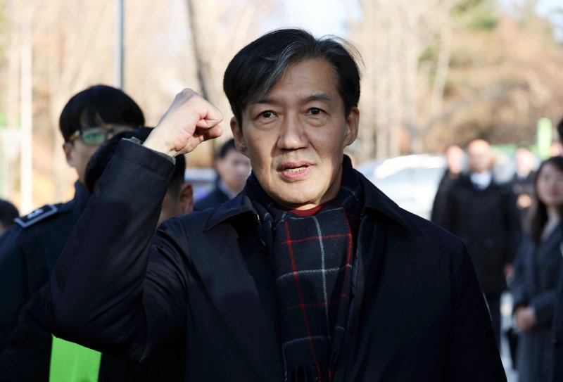 [의왕=뉴시스] 홍효식 기자 = 자녀 입시비리 혐의 등으로 징역형이 확정돼 수감되는 조국 전 조국혁신당 대표가 16일 오전 경기도 의왕시 서울구치소로 출석하며 지지자들과 인사하고 있다. 2024.12.16. yesphoto@newsis.com