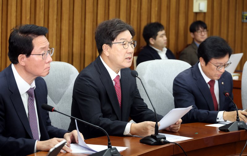 권성동 당 대표 권한대행 겸 원내대표가 17일 오전 서울 여의도 국회에서 열린 원내대책회의에서 발언을 하고 있다. 사진=뉴시스