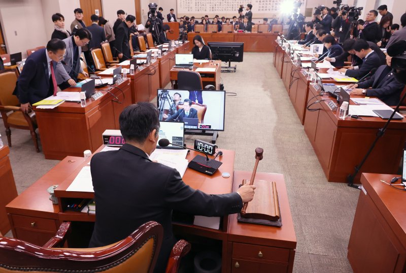 17일 오전 서울 여의도 국회에서 열린 법제사법위원회 전체회의에서 정청래 위원장이 개의 선언을 하며 의사봉을 두드리고 있다. 뉴시스