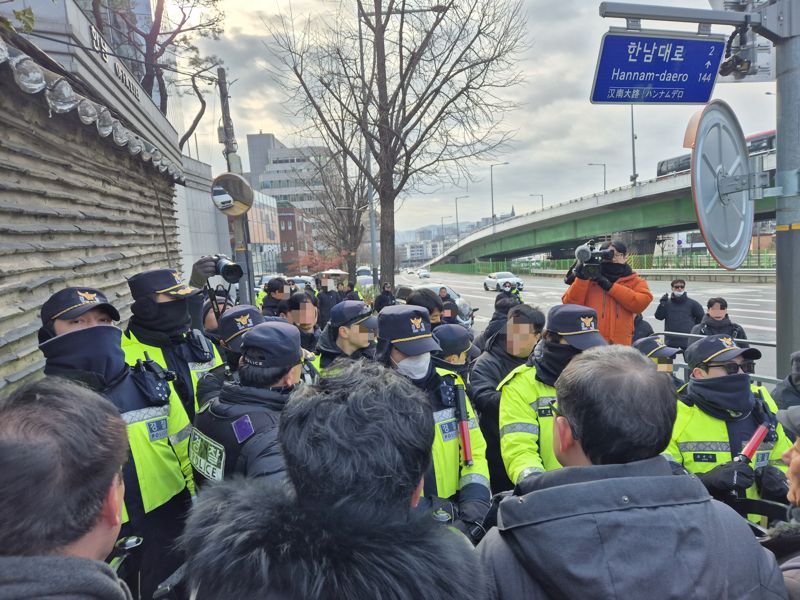 17일 오전 서울 용산구 한남동 대통령 관저 인근에서 기자회견을 마친 비상행동 관계자들이 이동 중 경찰과 대치하고 있다. 사진=장유하 기자