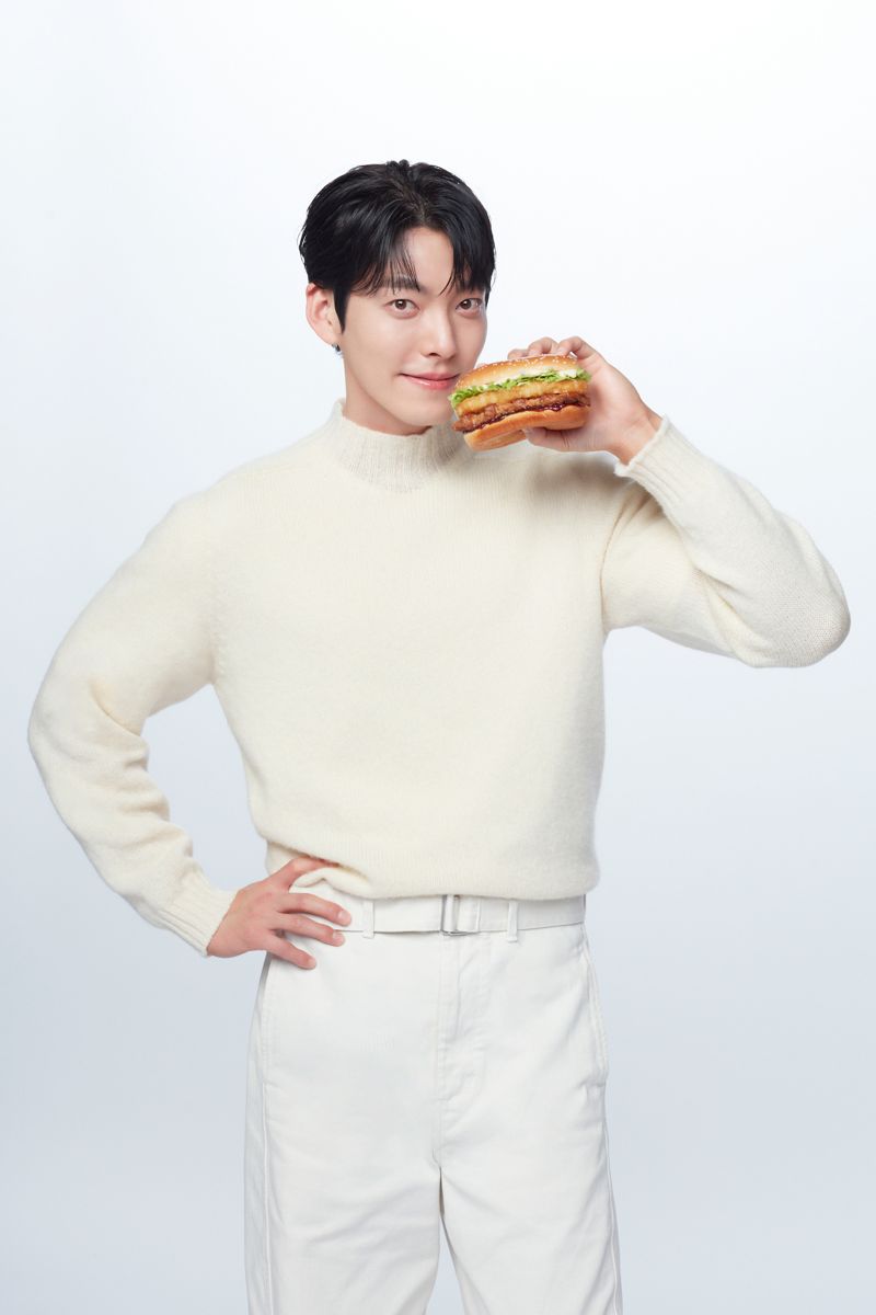 맥도날드, 새해 '행운버거' 모델에 배우 김우빈 발탁