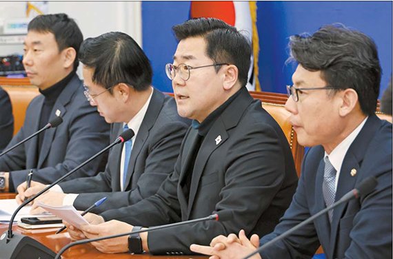 더불어민주당 박찬대 원내대표(오른쪽 두번째)가 17일 국회에서 열린 원내대책회의에서 대통령 직무정지 시 권한대행이 헌법재판관 임명을 못한다는 국민의힘 주장과 관련, 탄핵심판을 고의 지연하기 위한 전략이라며 강하게 비판하고 있다. 연합뉴스