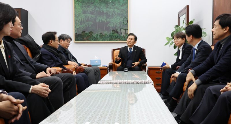 [서울=뉴시스] 조성우 기자 = 17일 오후 서울 여의도 국회 법제사법위원회 위원장실에서 윤석열 대통령 탄핵소추위원단 1차 회의가 정청래(가운데) 탄핵소추단장 주재로 열리고 있다.탄핵소추위원으로는 박범계·이춘석·이성윤·박균택·김기표·박선원·이용우 의원 등 민주당 의원 9명, 박은정 조국혁신당 의원, 천하람 개혁신당 의원으로 총 11명이 활동한다.2024.12.17. xconfind@newsis.com /사진=뉴시스