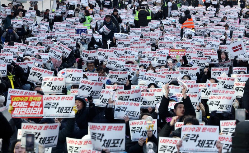 윤석열 대통령에 대한 탄핵소추안이 가결된 지 이틀째인 지난 15일 서울 중구 서울시청 인근에서 촛불행동 회원들이 집회를 갖고 헌법재판소의 조속한 탄핵 심판을 촉구하고 있다. 사진=뉴스1