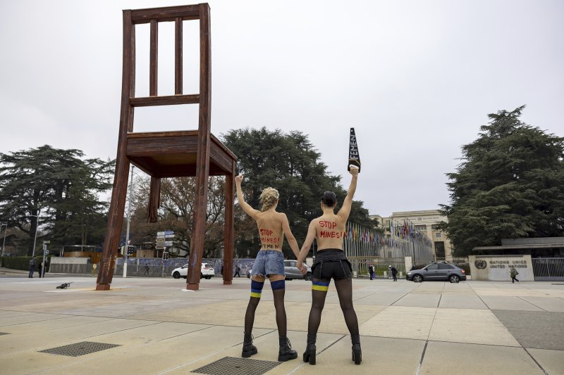 [제네바=AP/뉴시스]13일(현지시각) 페미니스트 단체 페멘의 활동가들이 스위스 제네바 유엔 유럽 본부 앞 광장의 ‘부서진 의자’ 기념비 아래에서 우크라이나를 지지하고 러시아의 유엔 추방을 요구하는 시위를 벌이고 있는 모습. 2024.12.13.