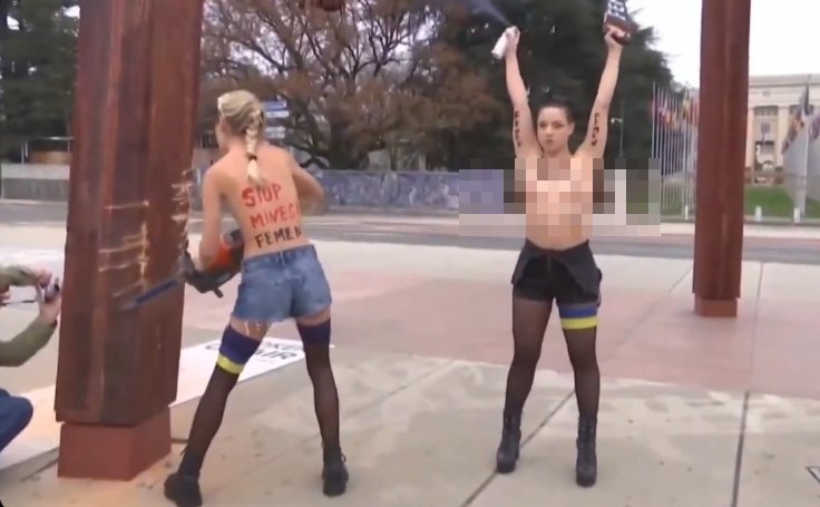 [서울=뉴시스]우크라이나 전쟁에 항의하는 시위를 벌이던 여성들이 유엔 건물 앞 조형물을 파손한 혐의로 구금됐다. (사진= Ateo Breaking) *재판매 및 DB 금지