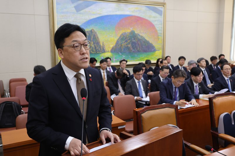 현안보고 하는 김병환 금융위원장 (서울=연합뉴스) 박동주 기자 = 18일 서울 여의도 국회에서 열린 정무위원회 전체회의에서 김병환 금융위원장이 현안보고를 하고 있다. 2024.12.18 pdj6635@yna.co.kr (끝)