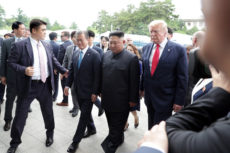문재인 전 대통령과 도널드 트럼프 미국 대통령이 지난 2019년 6월30일 판문점에서 김정은 북한 국무위원장을 만나고 있다. 공동취재