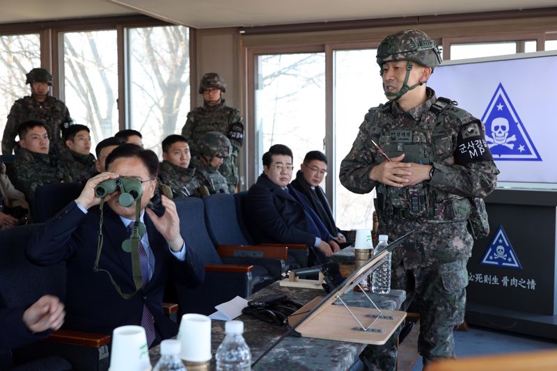 우원식 국회의장이 18일 강원도 철원군 육군 제3보병사단 을 방문해 최전방 경계작전태세를 점검하고 있다. 사진=서동일 기자