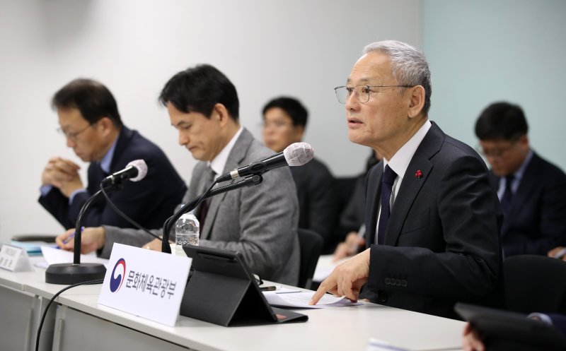 유인촌 문화체육관광부 장관이 18일 오전 서울 종로구 국립현대미술관에서 열린 출입기자 정례브리핑에 참석해 2025년도 문체부 예산 집행 방향 등에 대해 발언하고 있다. 뉴스1