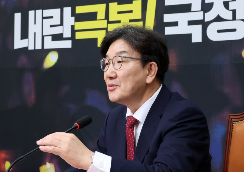 권성동 국민의힘 당 대표 권한대행 겸 원내대표가 18일 오후 서울 여의도 국회에서 이재명 더불어민주당 대표를 예방해 발언하고 있다. 뉴시스