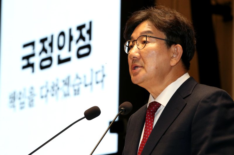 권성동 국민의힘 대표 권한대행 겸 원내대표가 18일 오후 서울 여의도 국회에서 열린 비상의원총회에서 발언하고 있다. 뉴스1