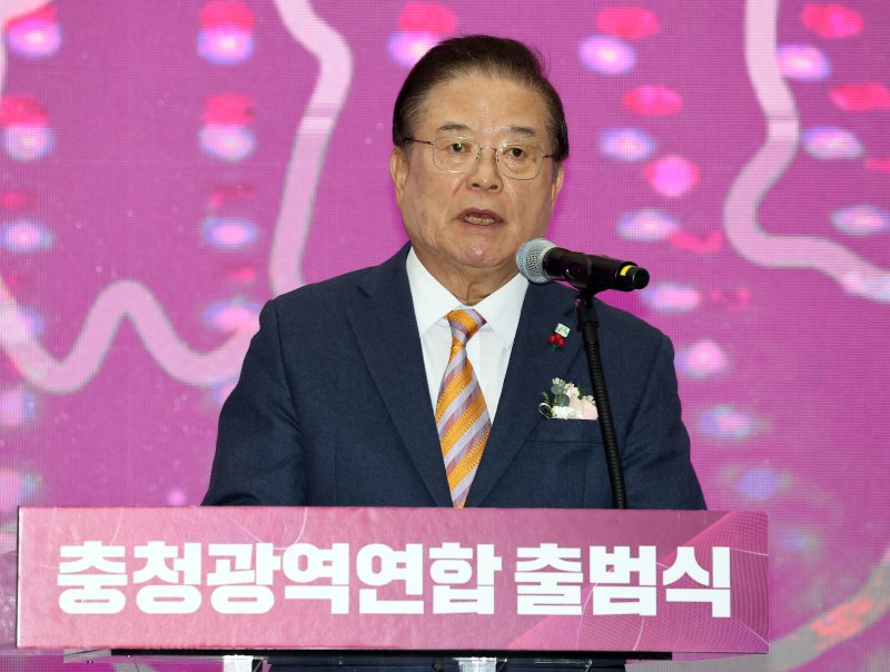 지난해 12월 18일 세종 정부세종컨벤션센터에서 열린 대전·세종·충북·충남 등 충청권 4개 시도로 구성된 특별지방자치단체인 '충청광역연합' 출범식에서 우동기 지방시대위원장이 축사하고 있다. 연합뉴스