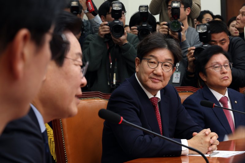 권성동 국민의힘 대표 권한대행 겸 원내대표가 지난 18일 오후 서울 여의도 국회에서 더불어민주당 이재명 대표를 예방, 이 대표의 발언을 듣고 있다. 연합뉴스