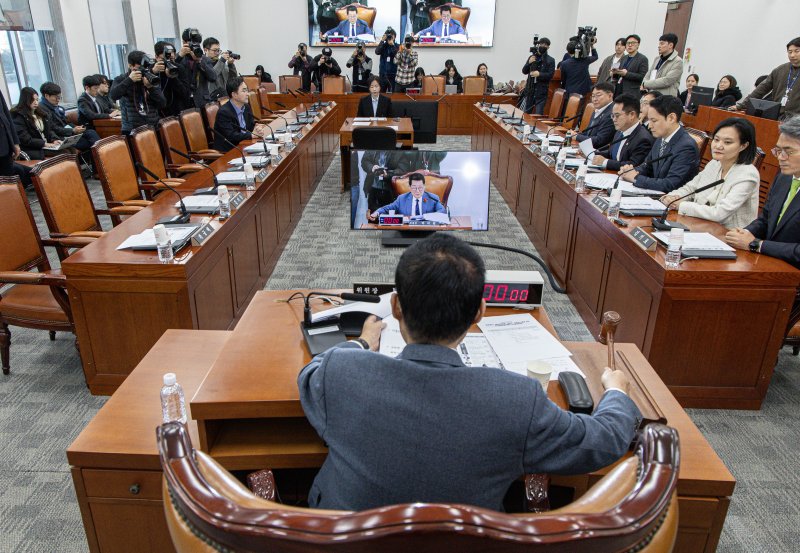 박지원 헌법재판관 선출에 관한 인사청문특별위원회 위원장이 18일 오전 서울 여의도 국회에서 열린 헌법재판관 선출에 관한 인사청문특별위원회 제1차 전체회의에서 의사봉을 두드리고 있다. 이날 국민의힘은 헌법재판관 선출에 관한 인사청문특위에 불참했다. 2024.12.18/뉴스1 ⓒ News1 이재명 기자