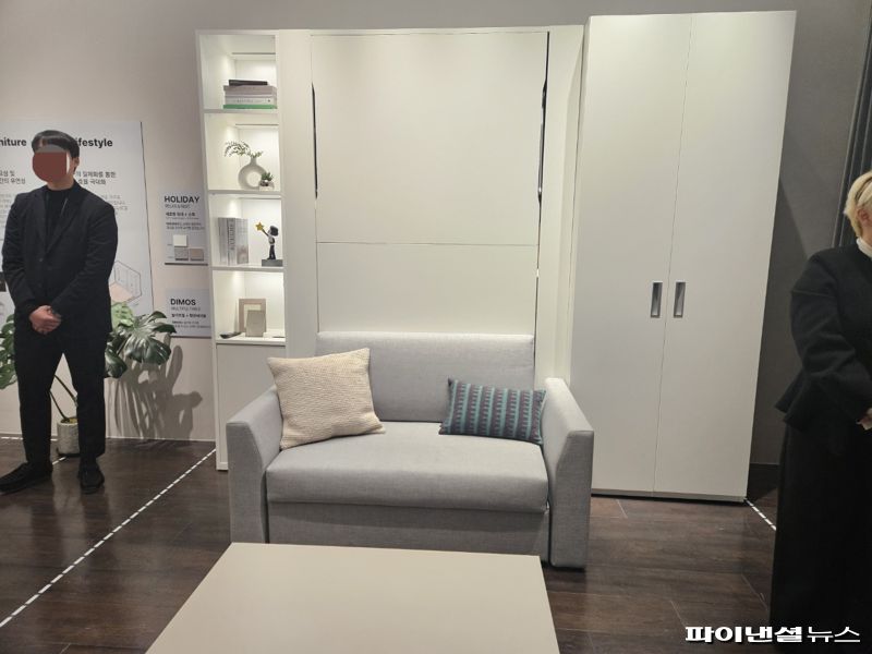 수직형 침대+쇼파 모델의 침대를 접어둔 모습.사진=최가영 기자