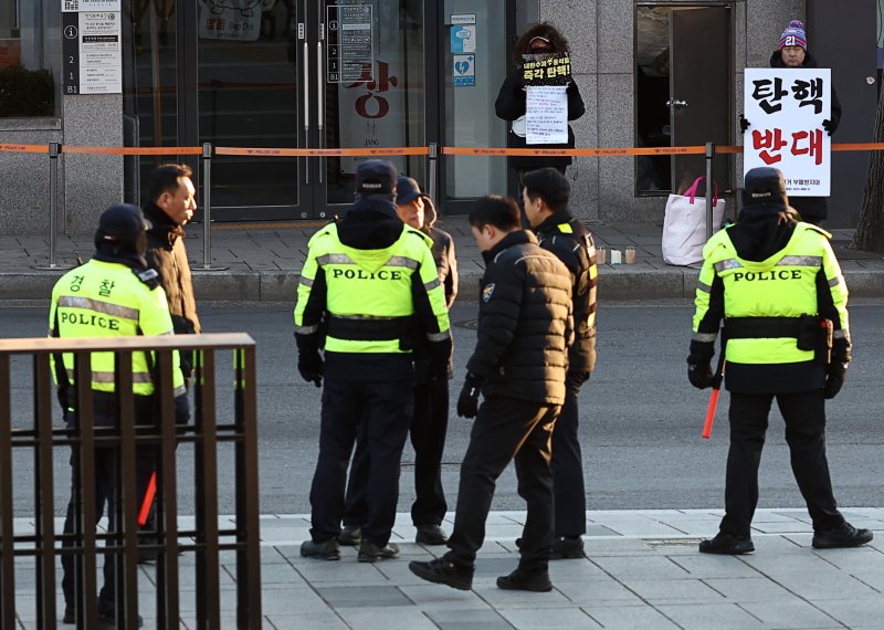 헌재 앞 탄핵 찬반 시위 12·3 비상계엄 관련 윤석열 대통령 탄핵 심판을 앞두고 18일 오전 서울 종로구 헌법재판소 앞에서 경찰이 출입을 통제하고 있다. 연합뉴스