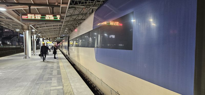 KTX 열차 고장으로 출발 지연, 승객 불편
