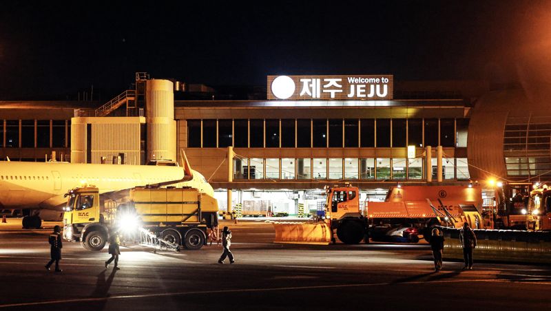 19일 새벽 제주공항 유도로에서 폭설에 대비한 제설훈련이 진행되고 있다. 이날 훈련에는 견인식 사진=박범준 기자