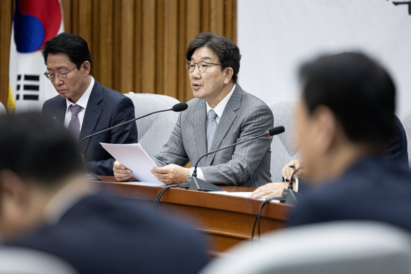 권성동 국민의힘 대표 권한대행 겸 원내대표가 19일 오전 서울 여의도 국회에서 열린 원내대책회의에서 발언을 하고 있다. 뉴스1