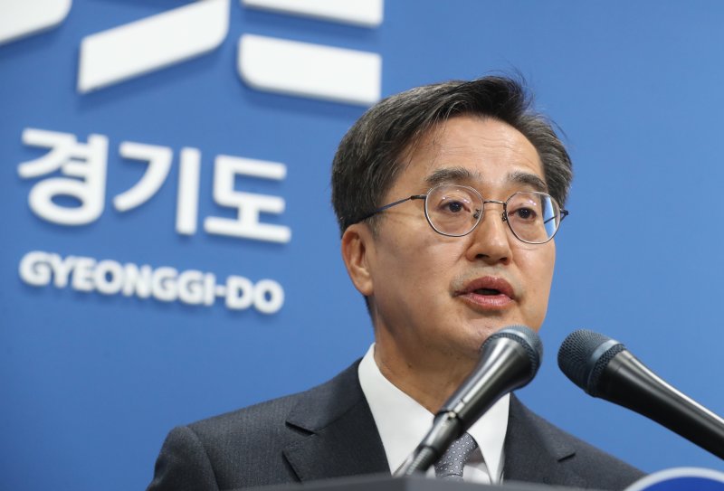 김동연 경기도지사가 19일 오전 경기 수원시 영통구 경기도청 브리핑룸에서 경제 재건을 위한 긴급 기자회견을 하고 있다. 뉴스1