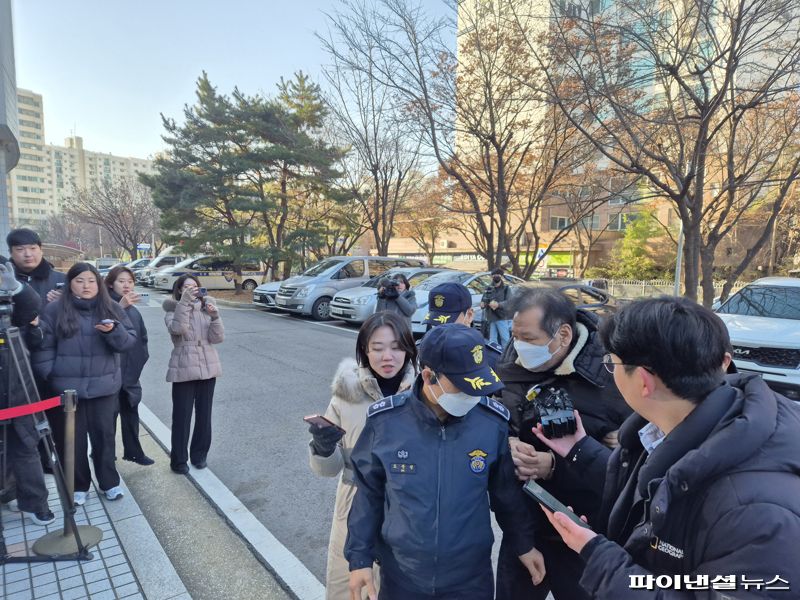 19일 오전 서울남주지법에 무속인 '건진법사'로 알려진 전성배씨가 영장실질심사를 받기 위해 출석하고 있다. 사진=김동규 기자