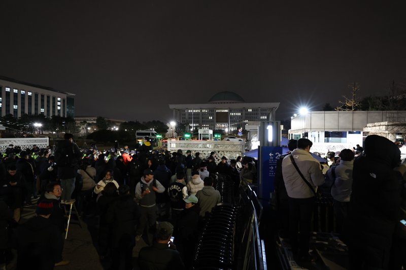 비상 계엄이 선포된 3일 밤 서울 여의도 국회 앞에 경찰 병력이 출입을 통제하고 있다. 2024.12.3/뉴스1 ⓒ News1 구윤성 기자