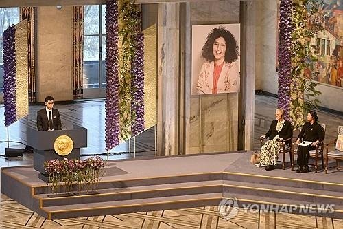 노벨평화상을 대리 수상하는 나르게스 모하마디의 가족.연합뉴스