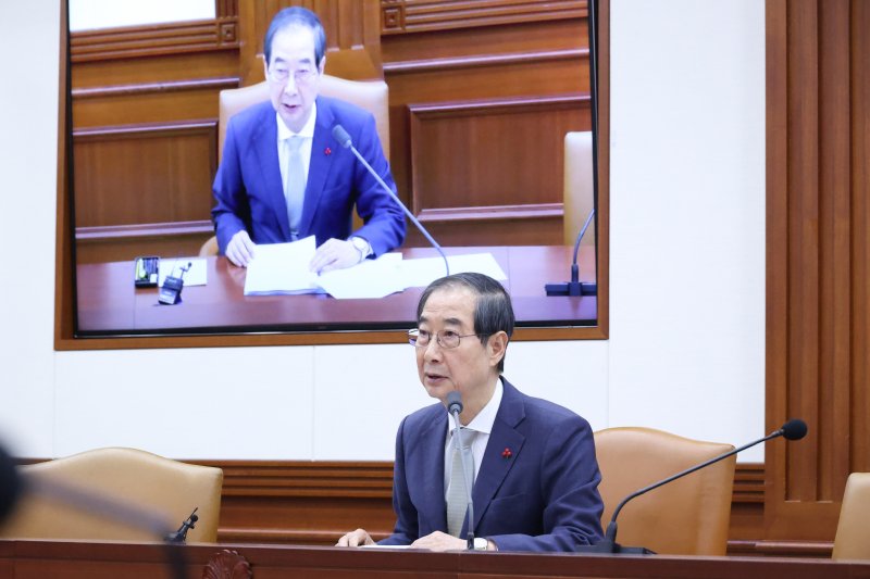 한덕수 대통령 권한대행 국무총리가 19일 서울 종로구 정부서울청사에서 열린 국정현안관계장관회의에서 모두발언을 하고 있다. 총리실 제공