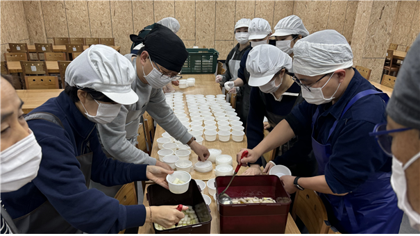 부산경제진흥원이 19일 수영구 망미동 부산종합사회복지관에서 무료 급식 나눔 활동을 진행했다고 밝혔다. 부산경제진흥원 제공