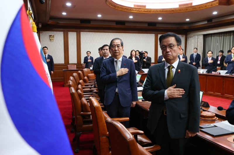 한덕수 대통령 권한대행 국무총리가 19일 서울 종로구 정부서울청사에서 열린 임시국무회의에서 국무위원들과 함께 국민의례를 하고 있다. (총리실 제공) /사진=뉴스1