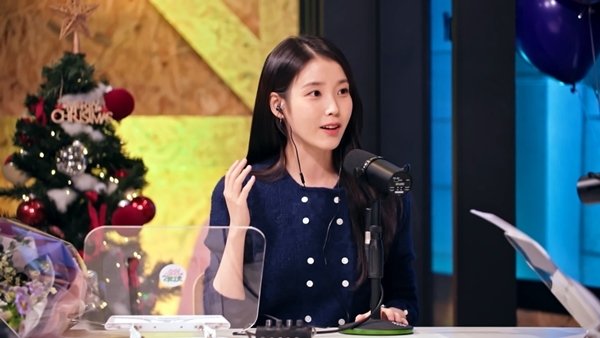 아이유, 유인나와 깊은 우정 "로고송 15분만에 작업…선물하고팠다"