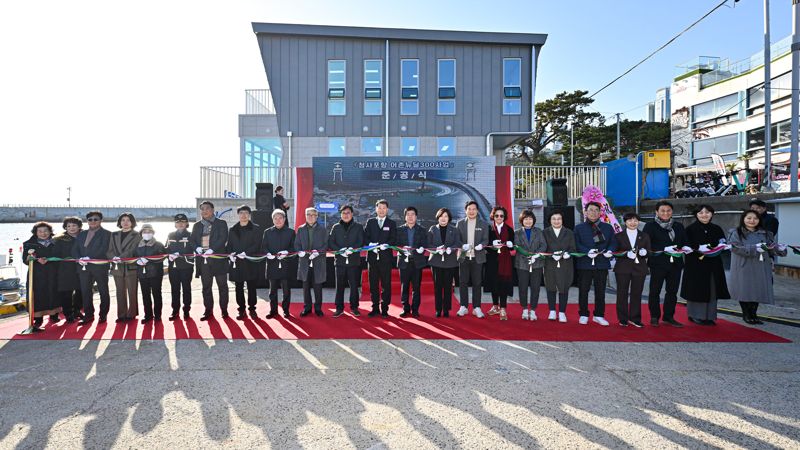 19일 청사포항 어촌뉴딜300 사업 준공식에서 참석자들이 테이프 커팅을 하고 있다. 해운대구 제공