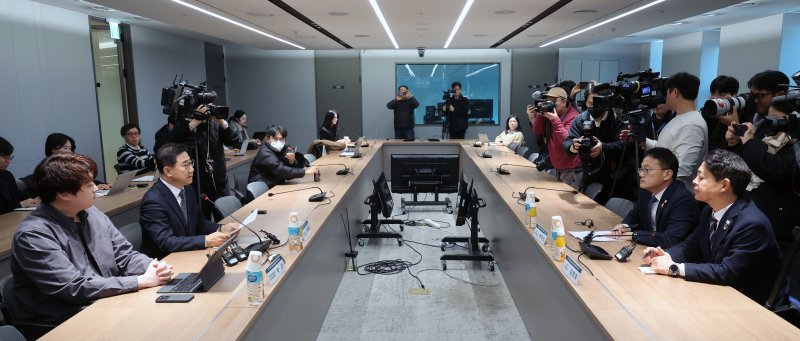 [서울=뉴시스] 김금보 기자 = 박형욱 대한의사협회 비상대책위원장이 19일 오후 서울 용산구 대한의사협회에서 열린 '국회-대한의사협회·대한전공의협의회 간담회'에서 발언하고 있다. 간담회에는 국회 김영호 교육위원장, 박주민 보건복지위원장, 박형욱 대한의사협회 비상대책위원장, 박단 대한전공의협의회 비상대책위원장이 참석했다. 2024.12.19. kgb@newsis.com