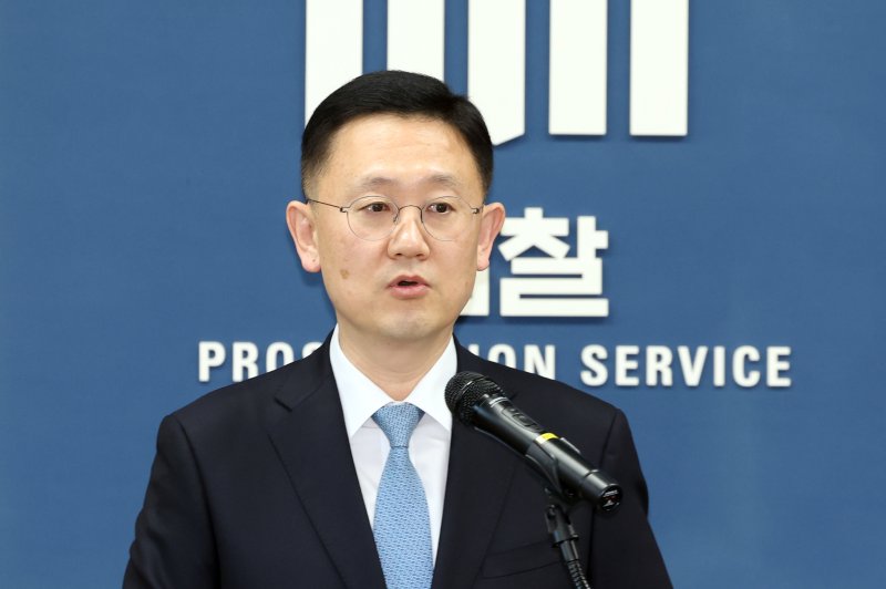 [서울=뉴시스] 김금보 기자 ='12·3 비상계엄 사태'를 수사하는 검찰이 비상계엄 당시 강력계 형사들이 '체포조'로 동원됐다는 의혹과 관련해 경찰청 국가수사본부 등을 압수수색했다. 박세현 비상계엄 특별수사본부장이 8일 오후 서울 서초구 서울고등검찰청 기자실에서 수사 관련 브리핑을 하고 있다. 2024.12.08. kgb@newsis.com