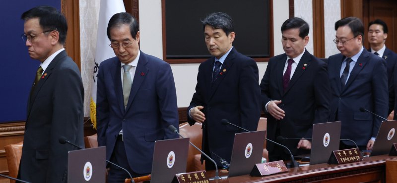 한덕수 대통령 권한대행 국무총리(왼쪽 두번째)는 19일 정부 재정 부담 가중 등을 명분으로 양곡관리법 개정안 등 6개 쟁점 법안을 재의해달라고 국회에 요구하는, 거부권을 처음으로 행사했다. 국회로 돌려보낸 법안은 양곡법 외에 농수산물가격안정법, 농어업재해대책법, 농어업재해보험법, 국회법, 국회증언감정법 개정안이다. 왼쪽부터 최상목 부총리 겸 기획재정부 장관, 한 권한대행, 이주호 사회부총리 겸 교육부 장관. 연합뉴스