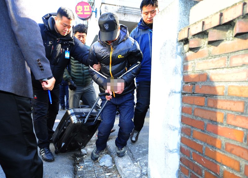 "열린 지퍼 사이로..." 여행용 가방 열어보니 '충격'