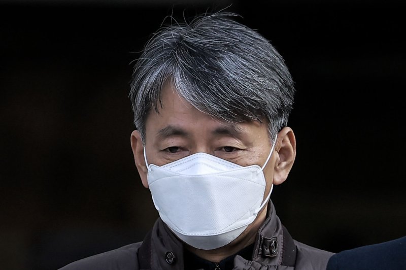 [서울=뉴시스] 정병혁 기자 = 조지호 경찰청장이 13일 서울 서초구 서울중앙지방법원에서 열린 12·3 비상계엄 사태에 동조한 혐의 관련 영장실질심사(구속 전 피의자 심문)를 마친 뒤 법원을 나서고 있다. 2024.12.13. jhope@newsis.com