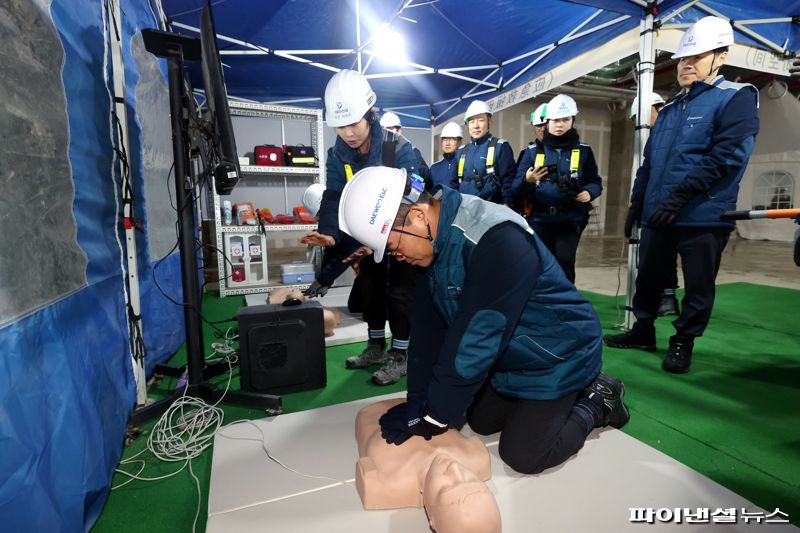 김보현 대우건설 대표이사가 지난 11월 강남데이터센터현장 안전점검에서 심폐소생술을 시연하고 있다. 대우건설 제공